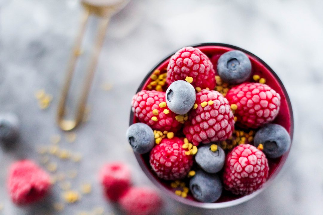 Paleo Berry Bee Pollen Smoothie
